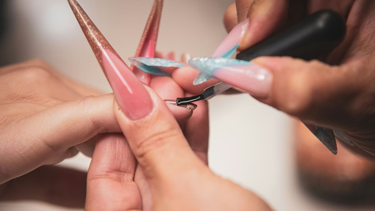 Las uñas largas y llamativas pasaron de moda: la nueva tendencia que será furor en la primavera 2026