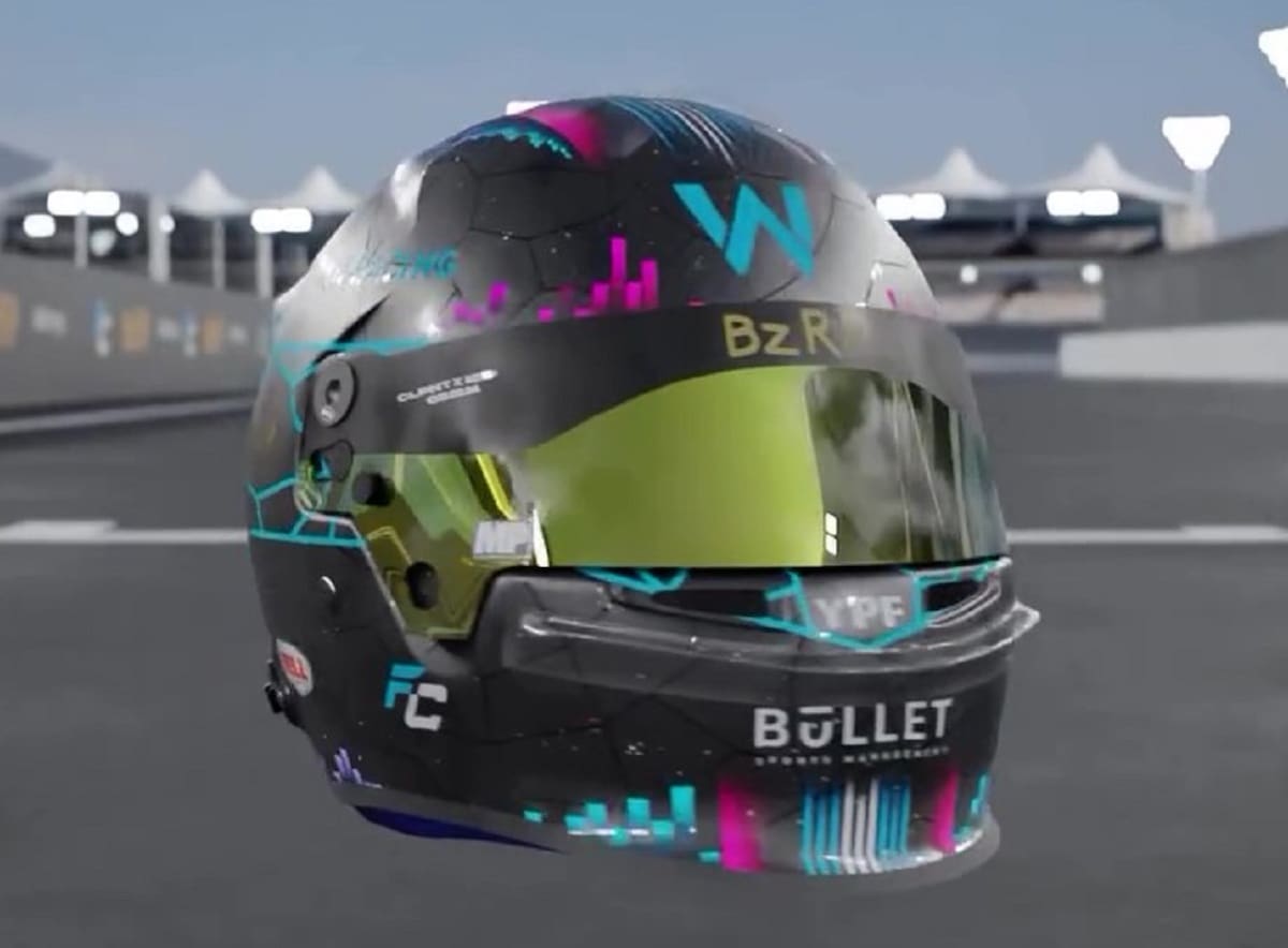 Uno de los cascos usados por Colapinto con el logo de Bizarrap. Foto: Instagram @briccodesign