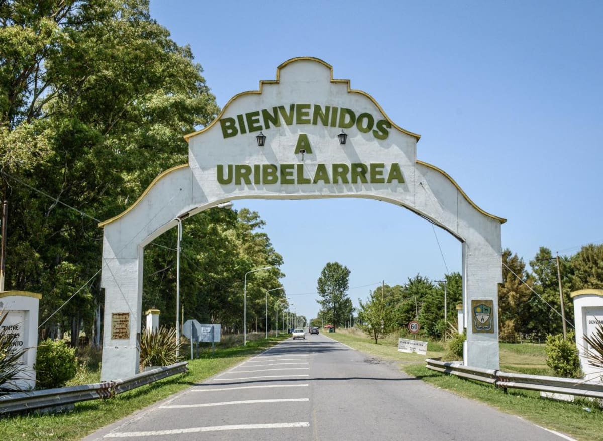 Uribelarrea, pueblo en la Provincia, entrada al pueblo, turismo