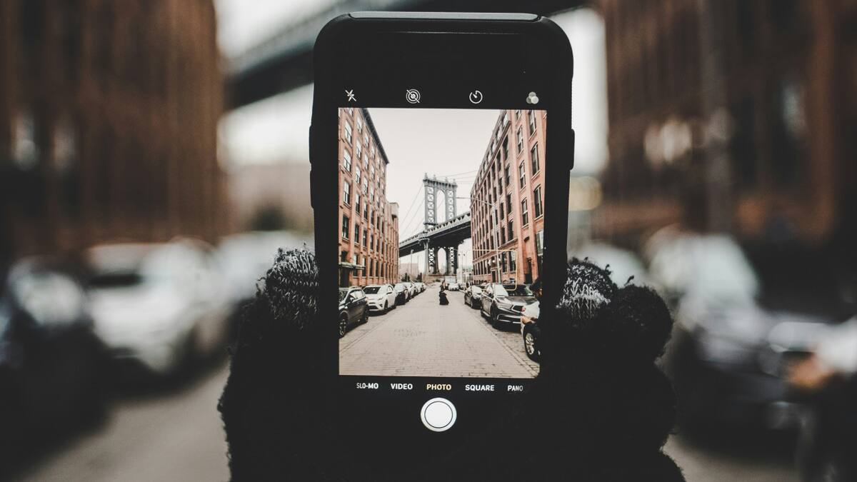 Usar el celular con guantes. Foto: Unsplash