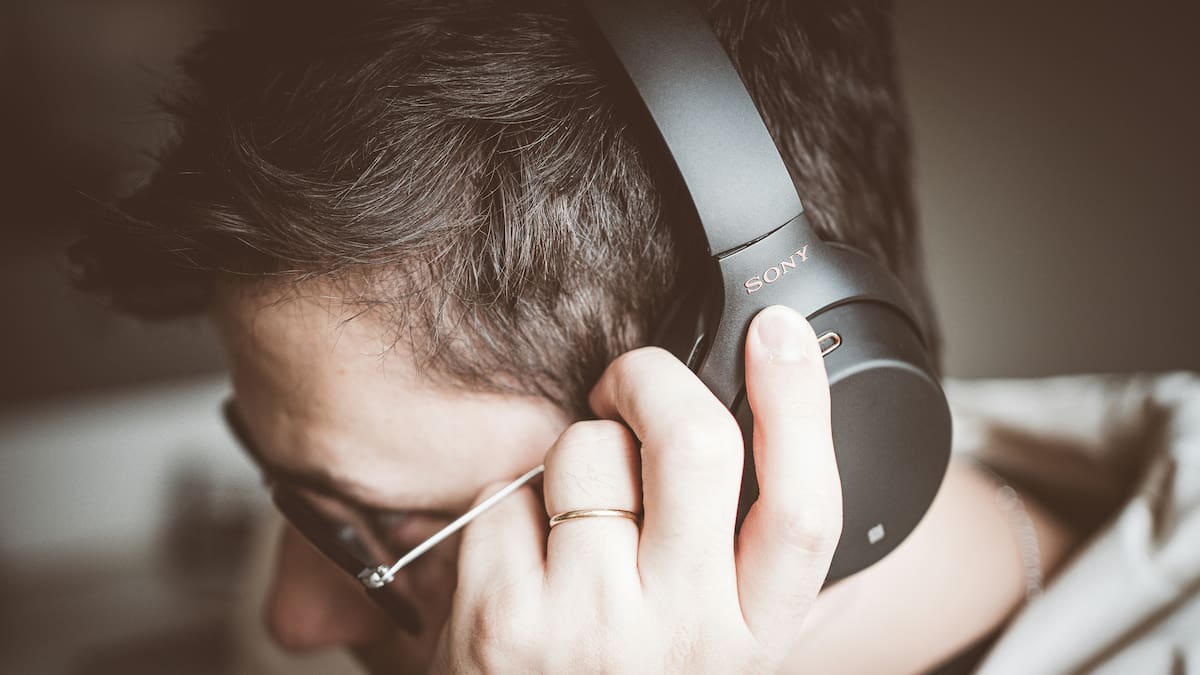 Por qué los auriculares dañan el oído: su uso cotidiano es tan común como riesgoso