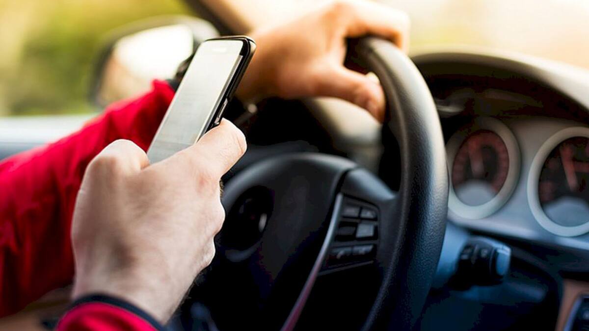 Peligro al volante: más de 200 mil personas usan el celular cuando manejan