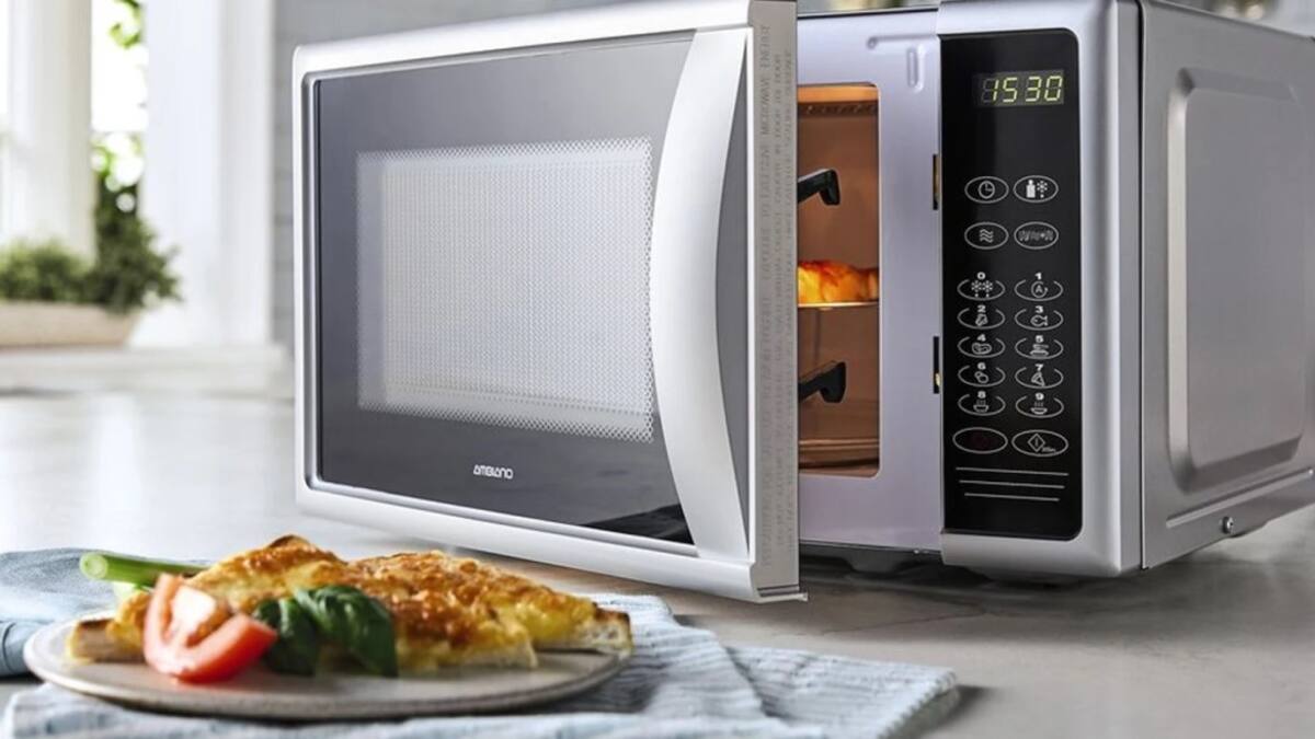 Uso de microondas. Foto: Unsplash.
