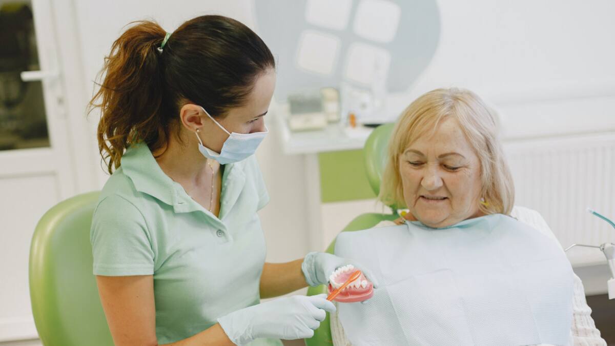 Uso de prótesis dental. Foto: Unsplash.