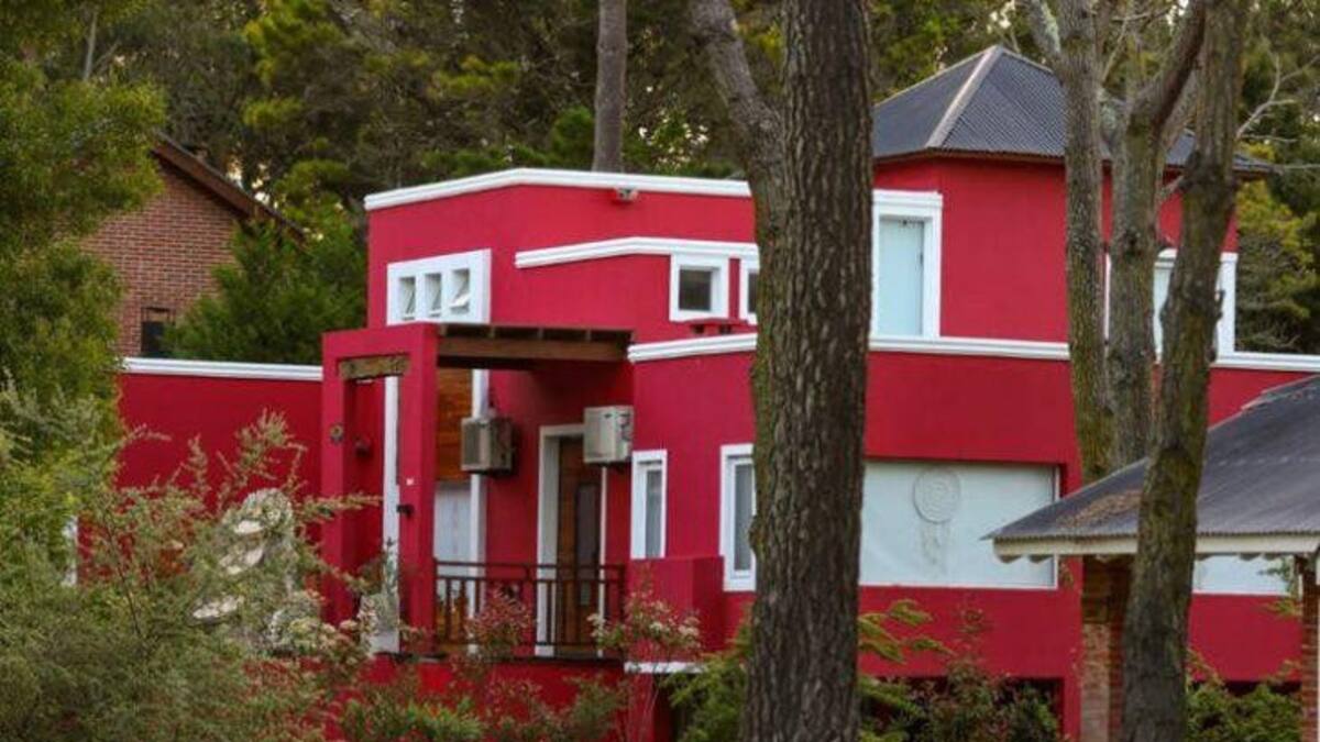 Usurpan una casa en Cariló , le cambiaron la fachada y la pintaron de otro color