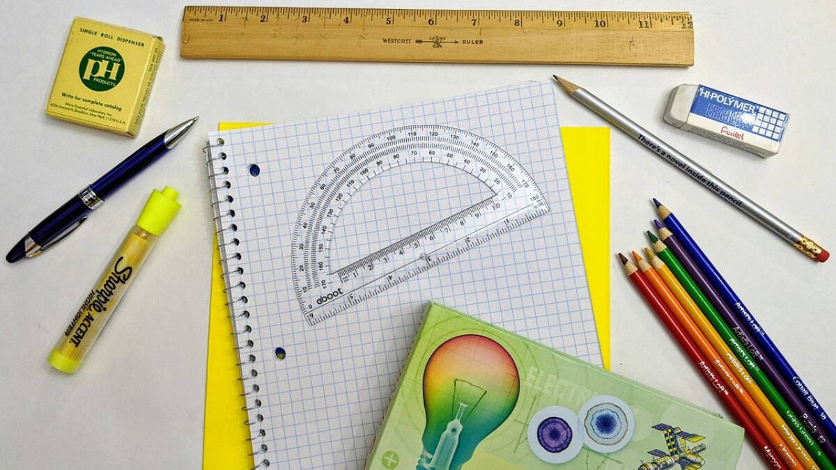 Útiles escolares. Foto: Unsplash.