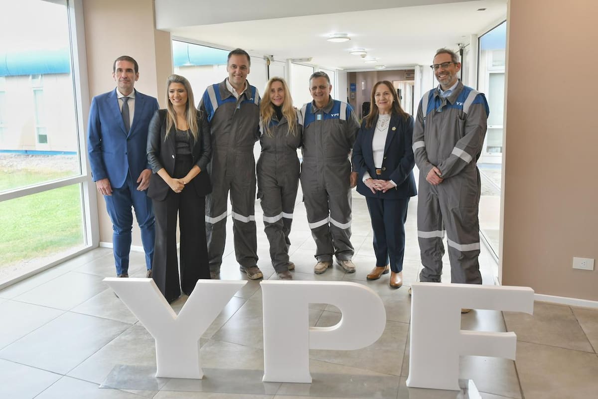 Vaca Muerta: YPF obtuvo la distinción Marca País durante una visita de Karina Milei y Manuel Adorni