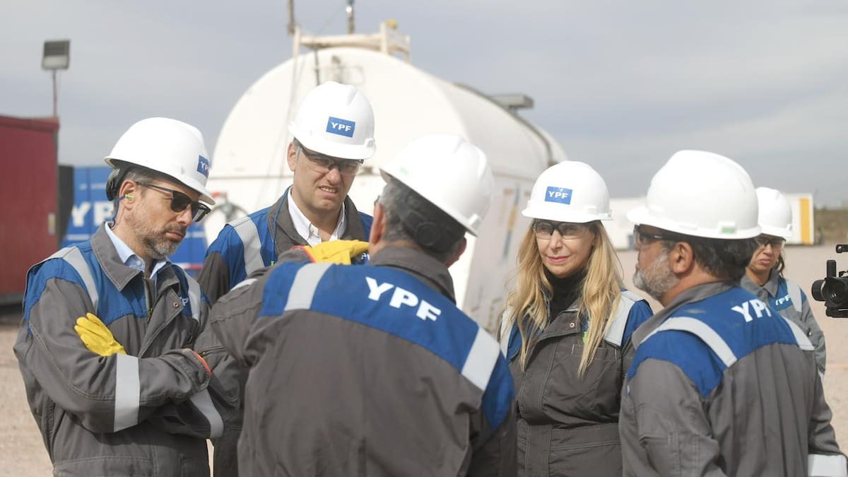 Vaca Muerta: YPF obtuvo la distinción Marca País durante una visita de Karina Milei y Manuel Adorni