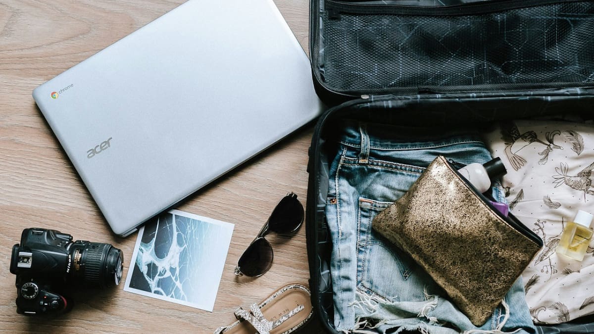 Vacaciones; ropa; valija. Foto: Unsplash.