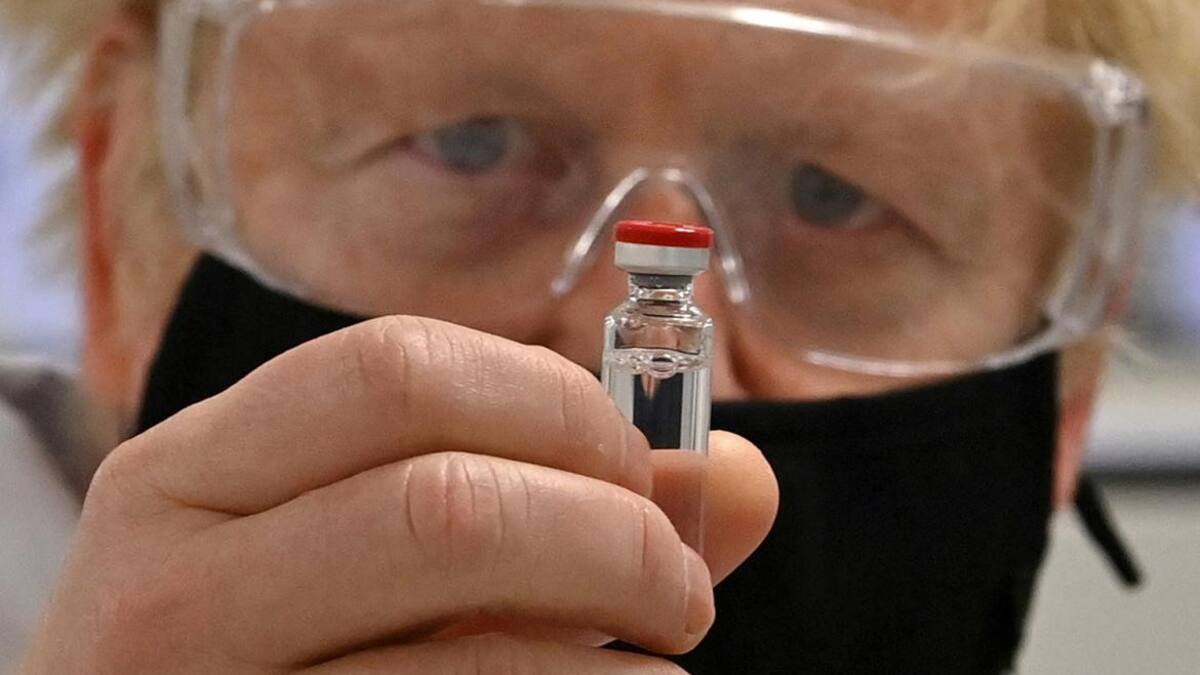 Vacuna de AstraZeneca aprobada en Reino Unido, REUTERS