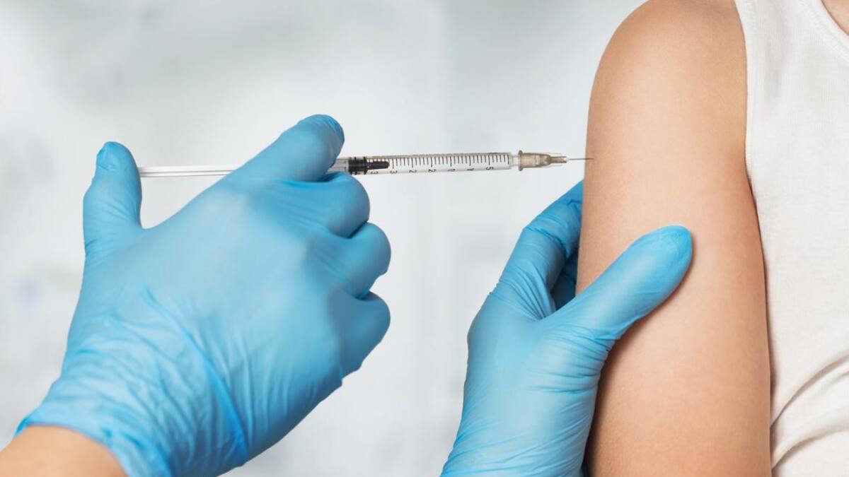 Retorna al calendario oficial la vacuna contra la meningitis de los 11 años