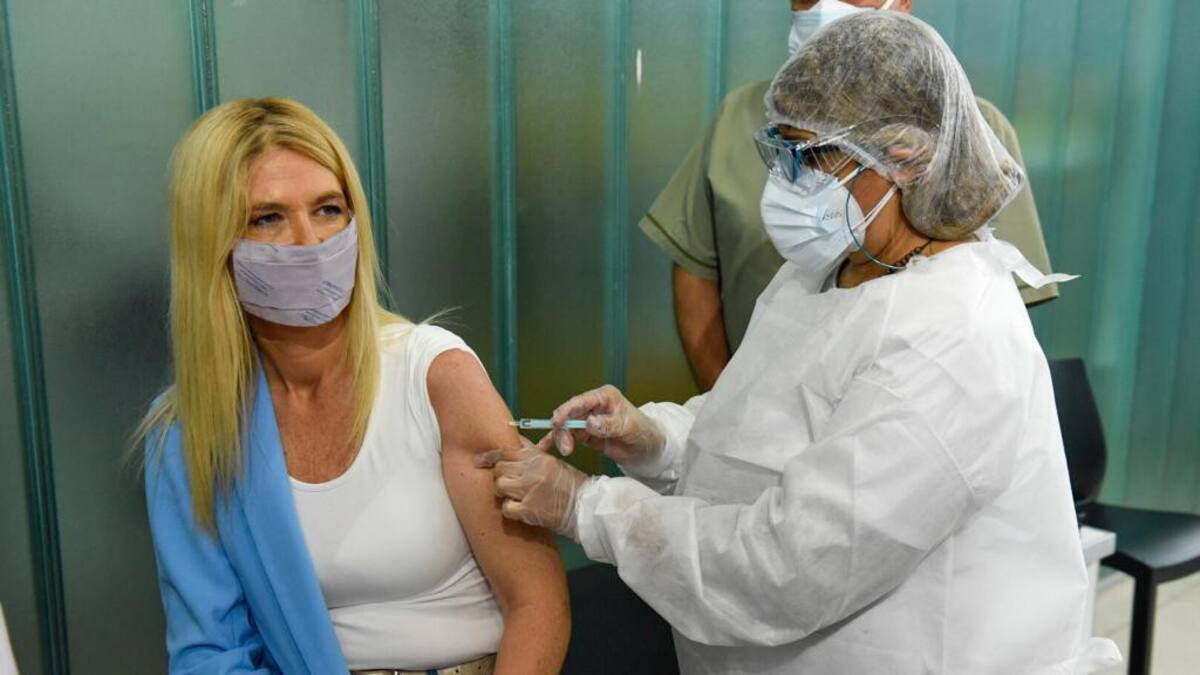 Vacunación de Verónica Magario contra el coronavirus