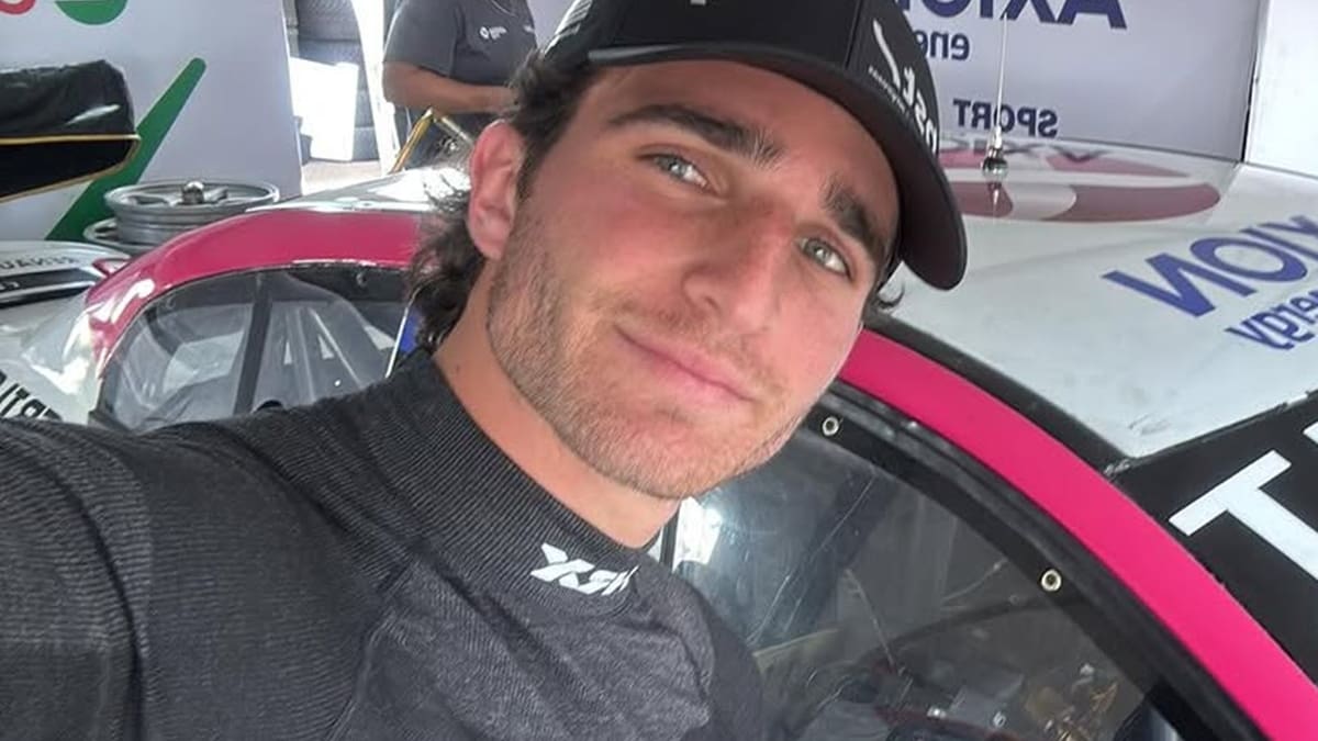 Valentín Yankelevich con su auto.