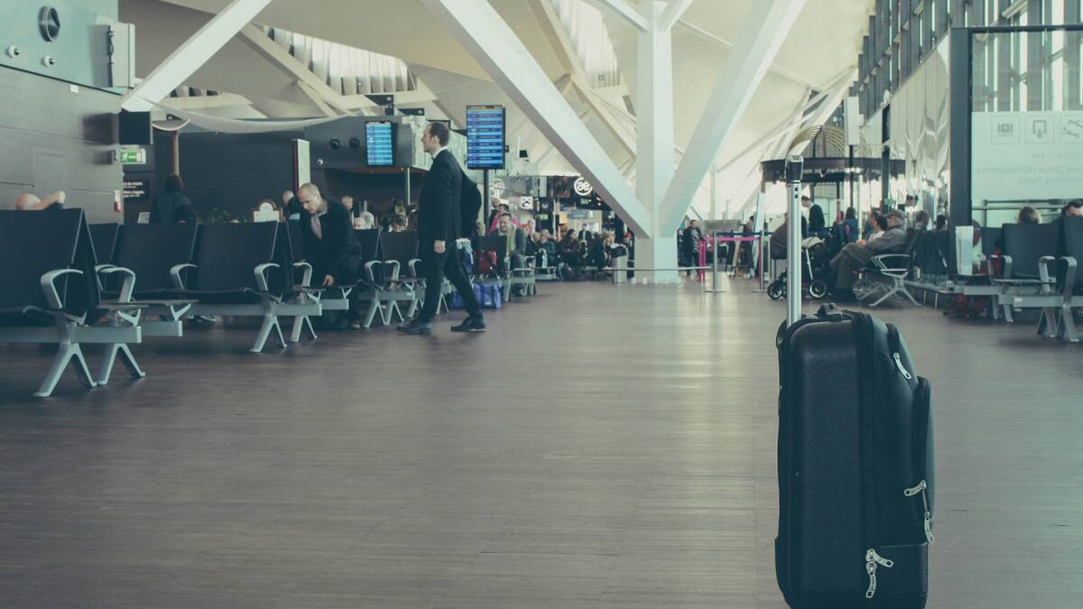 Valijas, equipaje, aeropuerto. Foto Unsplash.