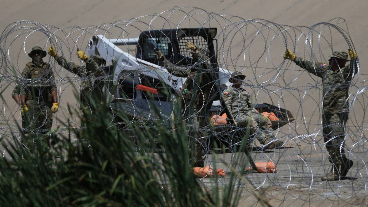 Valla de alambre contra inmigrantes en Texas. Foto: EFE.