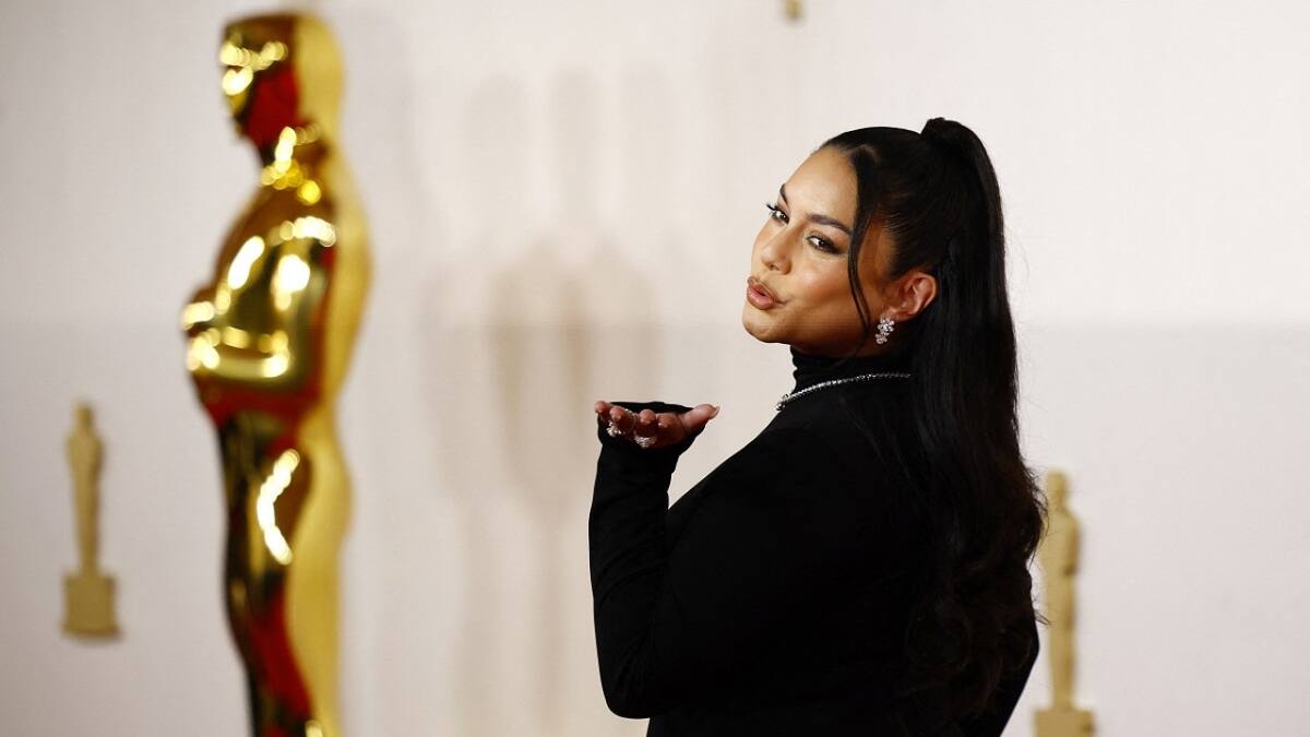Vanessa Hudgens en la alfombra de los Premios Oscar 2024. Foto: Reuters.