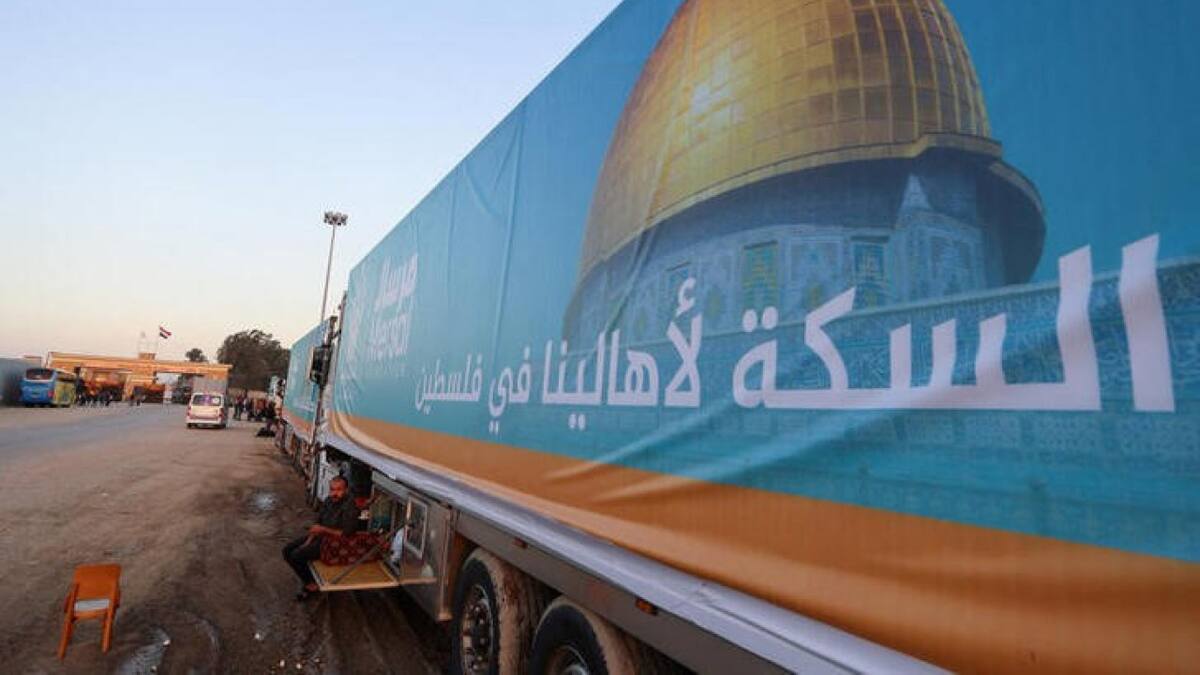 Varios camiones con ayuda humanitaria se disponen a cruzar el paso fronterizo egipcio de Rafah con dirección a Gaza.Reuters