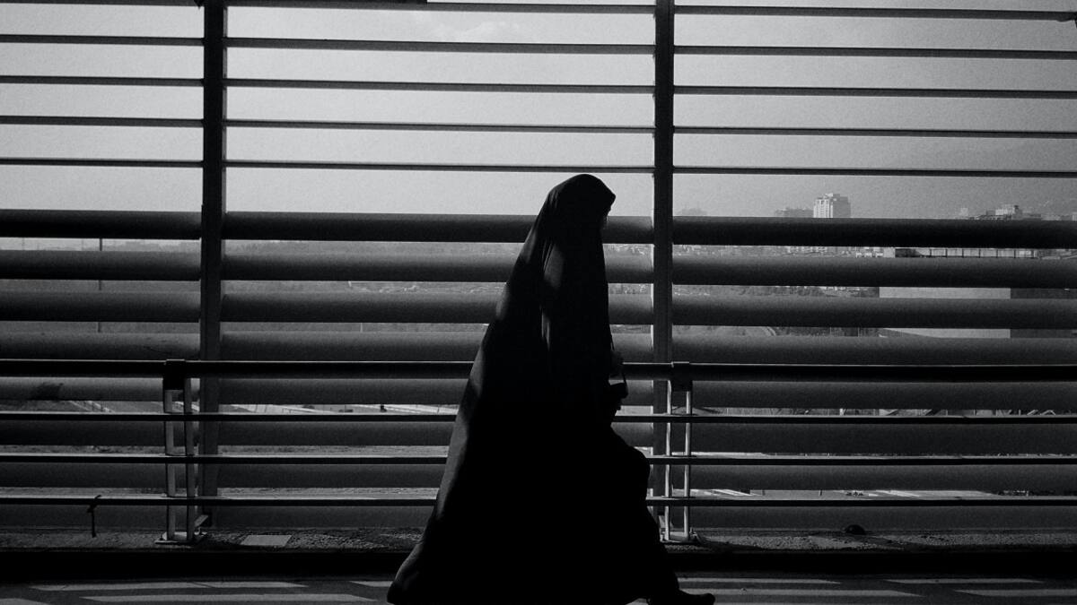 Varios negocios se vieron obligados a cerrar por incumplir con las órdenes sobre el código de vestimenta. Foto: Unsplash.