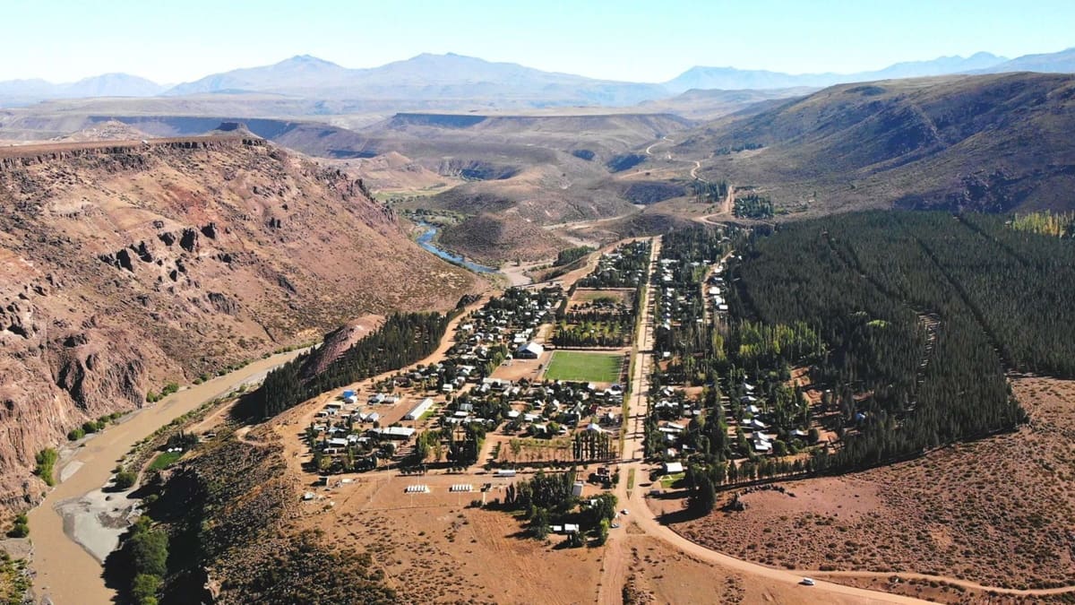 Rodeado de paisajes volcánicos, géiseres y aguas termales, Varvarco conserva una identidad rural única en el norte patagónico. En 2026, fue incorporado a un programa nacional que busca impulsar su desarrollo turístico y proyectarlo internacionalmente.
