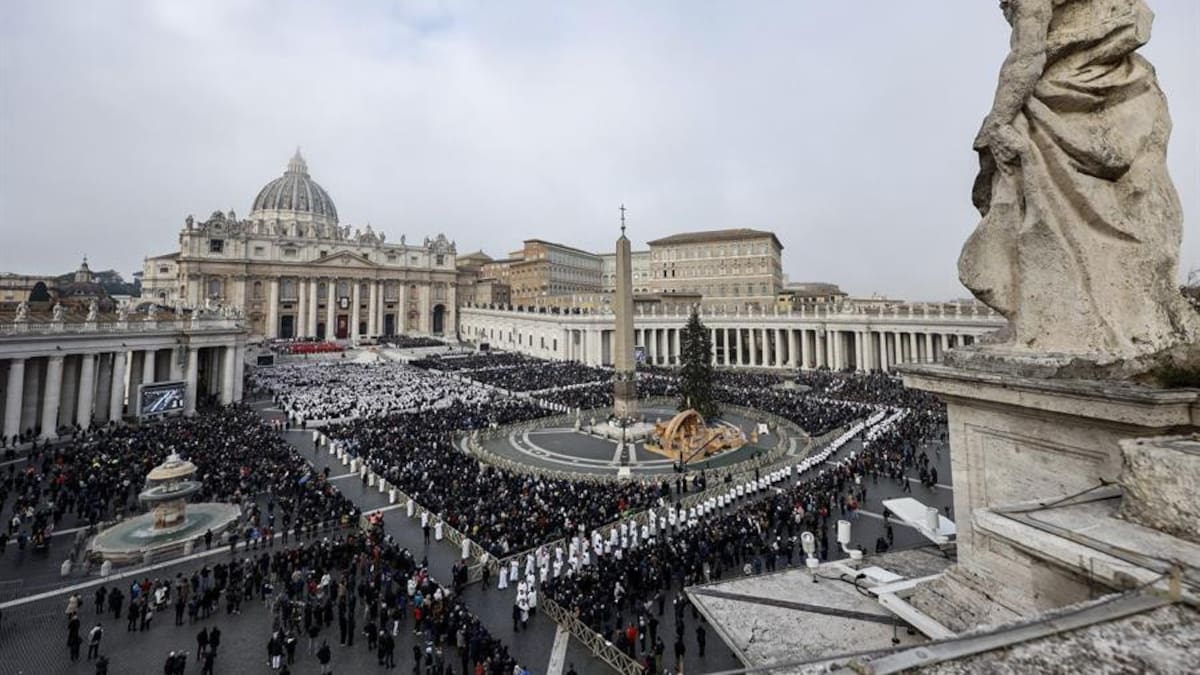 El ataúd de Benedicto XVI fue trasladado a la cripta vaticana