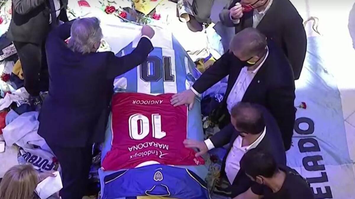 Velatorio de Diego Maradona, presidente Alberto Fernández, Foto Reuters