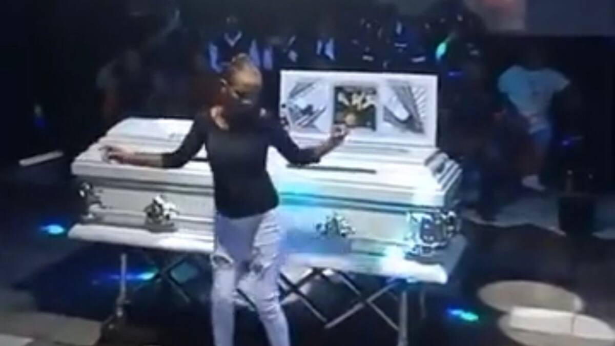 Tragos, cumbia y un último deseo: el video de un novedoso velorio dentro de un boliche