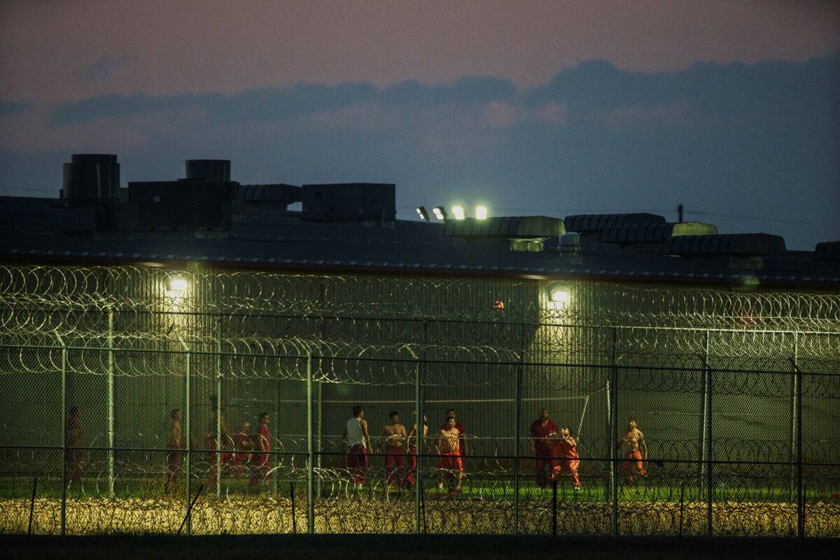Venezolanos detenidos en una cárcel de Texas. Foto: Reuters/Paul Ratje