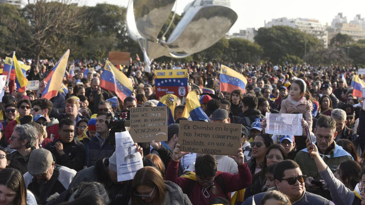 Venezolanos en Argentina protestan contra Maduro y el resultado de las elecciones. Foto: EFE