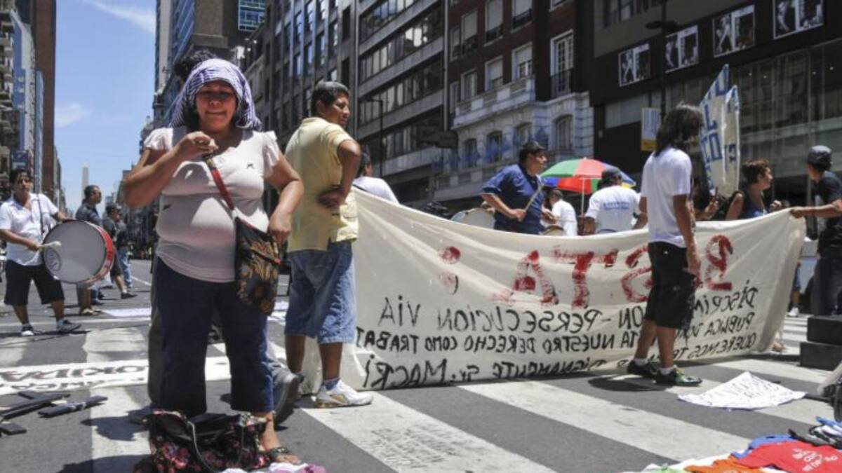 Venta ilegal callejera, economía argentina, NA