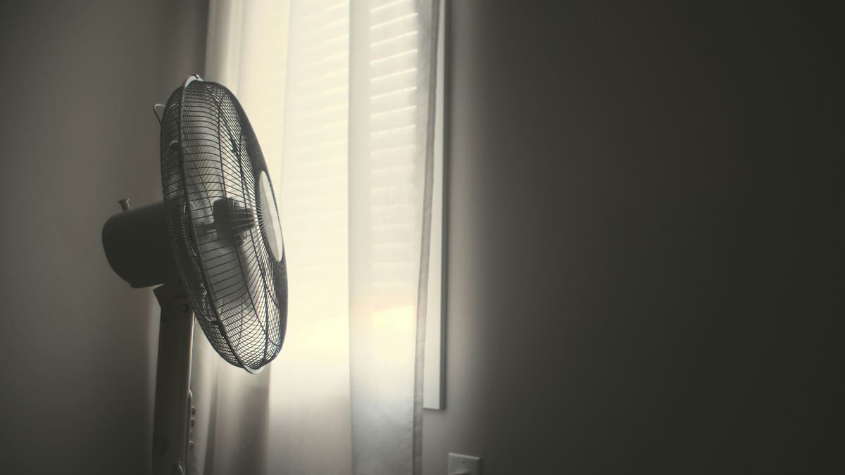 Cómo hacer que el ventilador enfríe como un aire acondicionado.