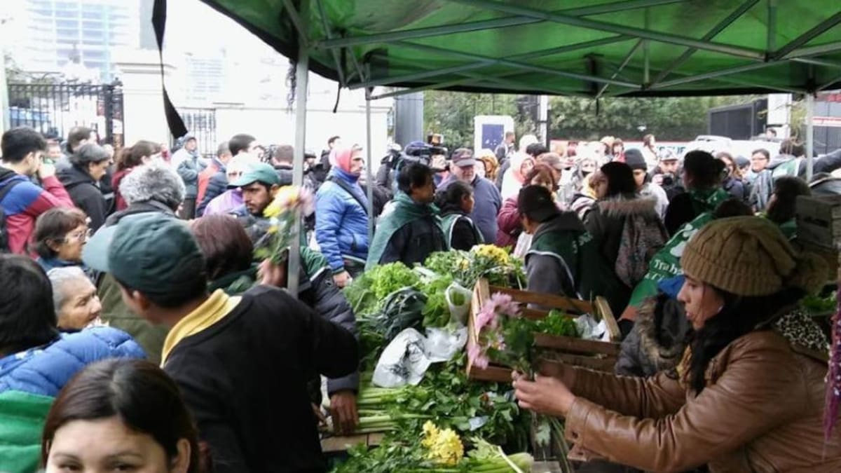 "Verdurazo" de pequeños productores frente La Rural, en pleno paro del campo