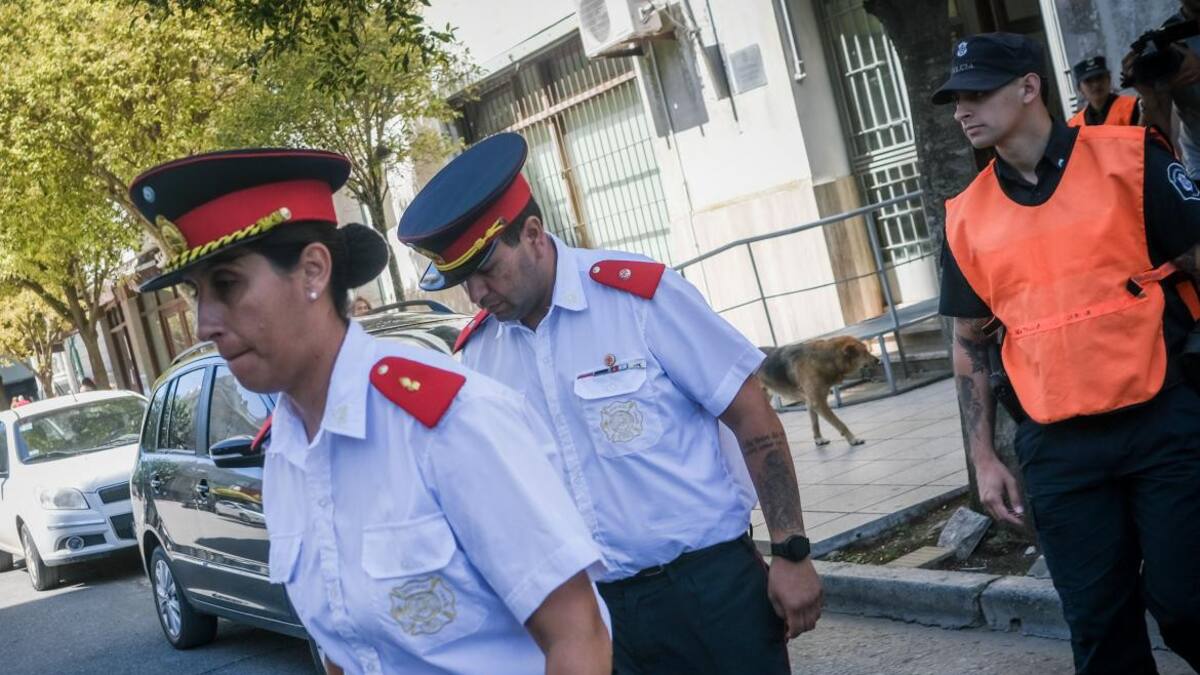 Verónica Onieva y Javier Timoteo, bomberos que atendieron a Fernando Báez Sosa. Foto: Telam.