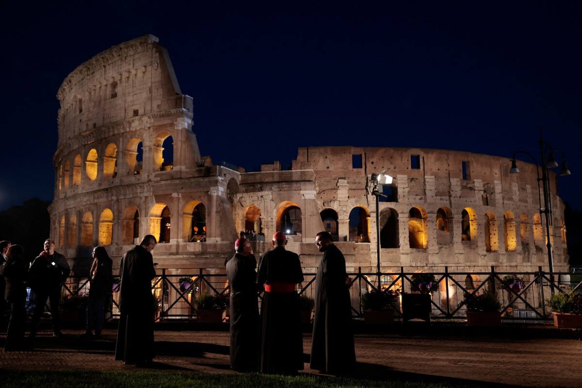 Vía Crucis en Roma. Foto: Reuters/Remo Casilli