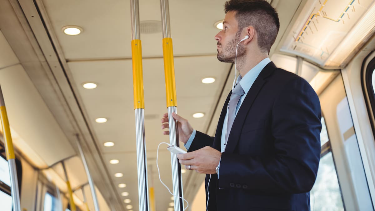 Prohíben viajar parado en el Metrobús: habrá multas y sanciones para los pasajeros infractores