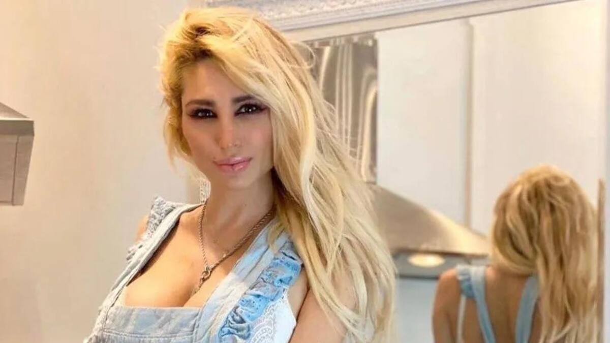 Vicky Xipolitakis, cocinera hot, prendió fuego Instagram con poca ropa en la cocina