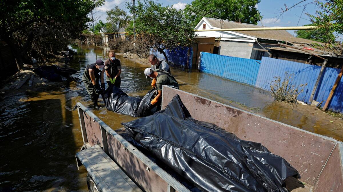 Víctimas de la inundación tras colapso de represa en Ucrania. Foto: NA.