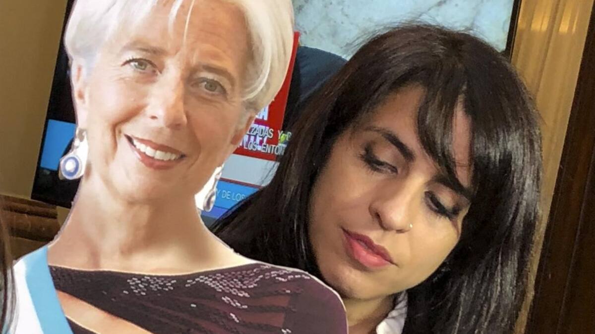 Victoria Donda con la figura de Cristine Lagarde, FMI, Diputados, NA