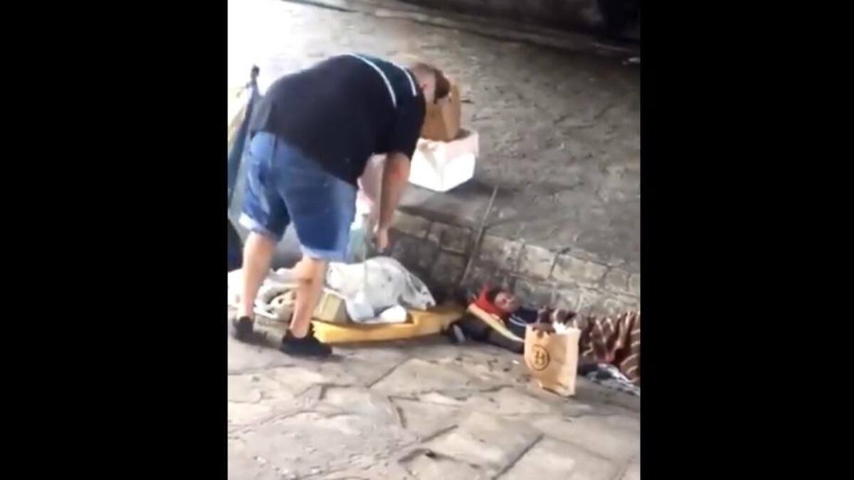 Video aberrante: hombre quema a dos personas en situación de calle en Mataderos