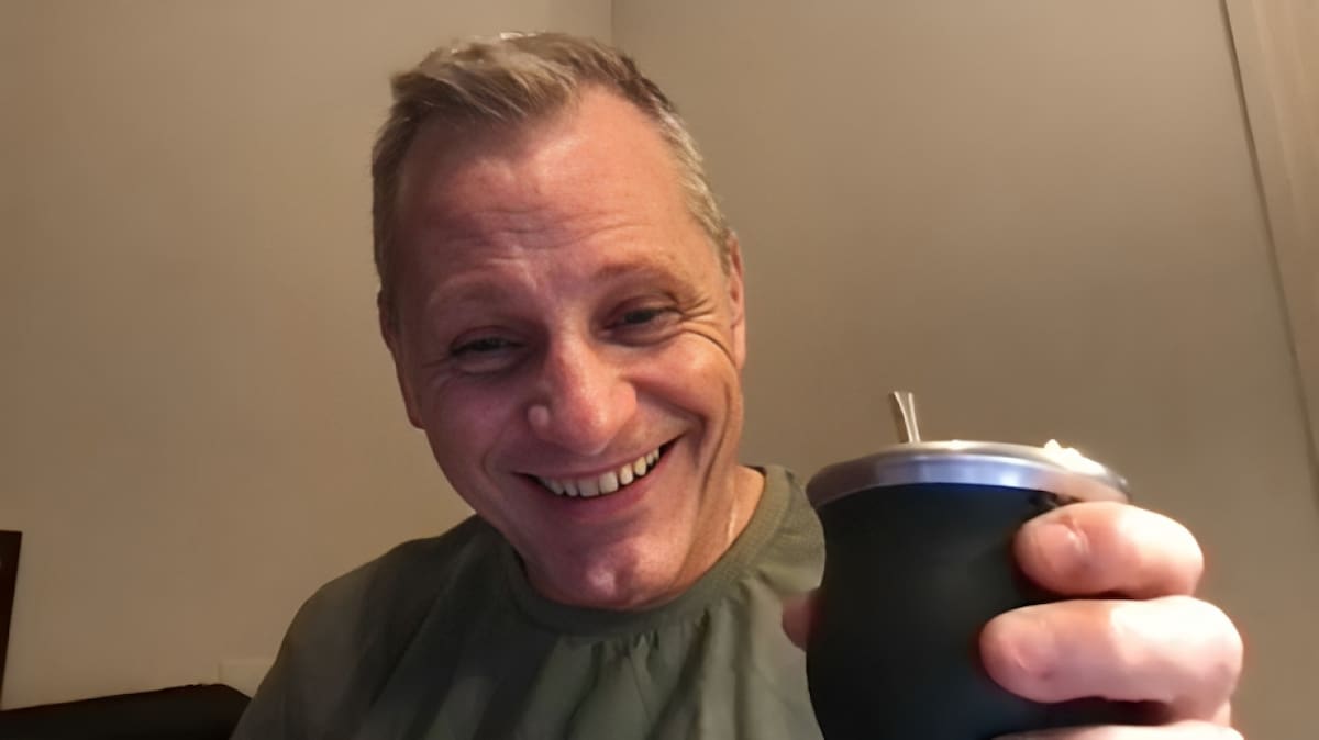 Viggo Mortensen tomando mate. Foto: redes sociales.