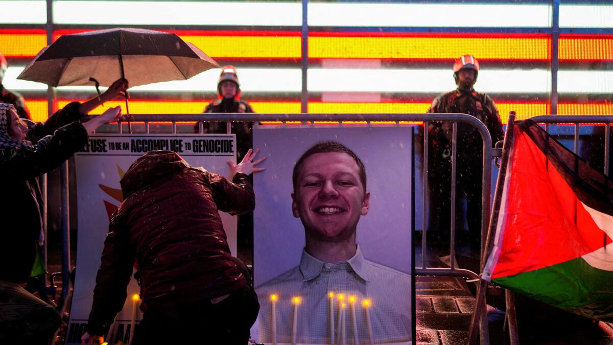 Vigilia por Aaron Bushnell en Estados Unidos. Foto: Reuters.