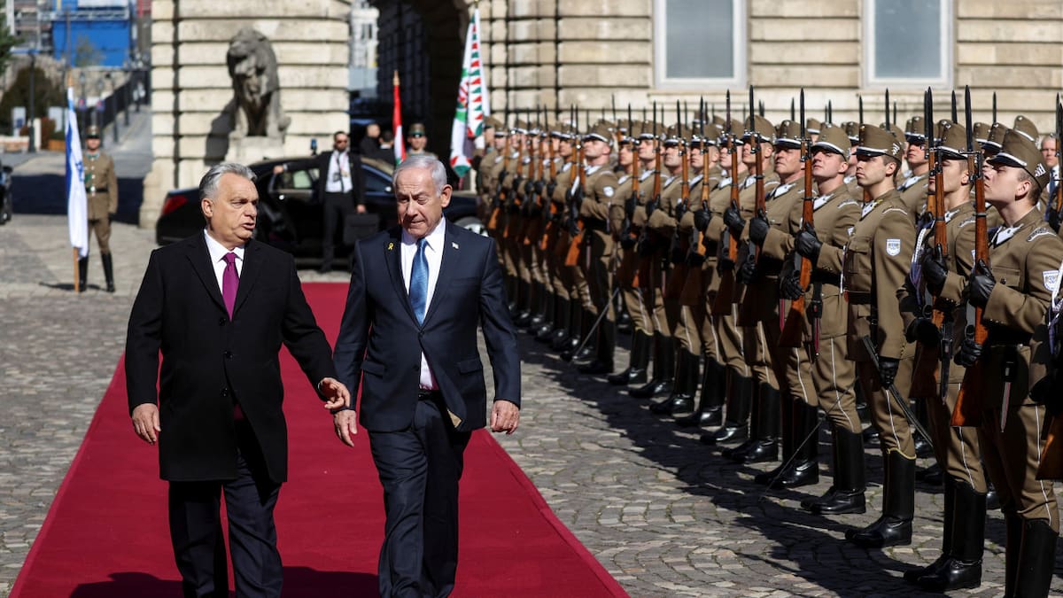 Viktor Orbán -presidente de Hungría- junto a Benjamín Netanyahu, primer ministro de Israel. Foto: Reuters/Bernadett Szabo.