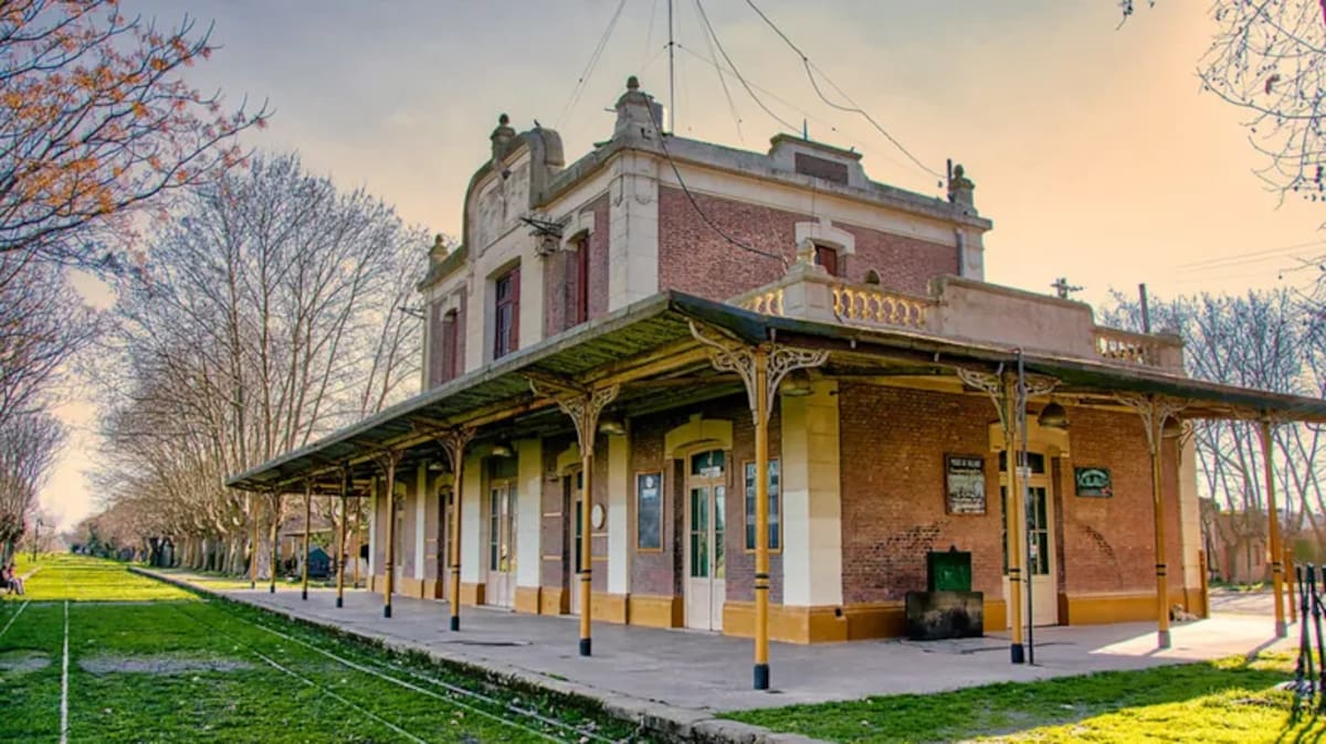 Calles tranquilas, bares históricos y la estación como corazón del pueblo: Villars conserva la esencia de la vida rural bonaerense y se consolida como una escapada ideal cerca de CABA.