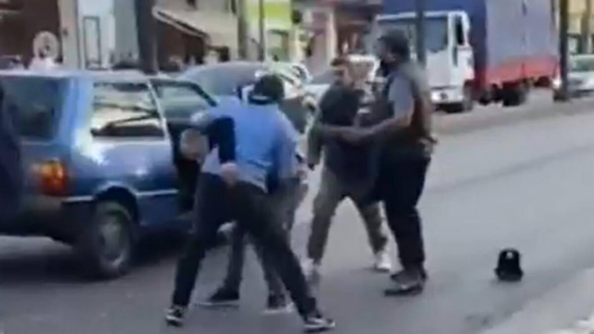 Violenta pelea. Foto: captura de video.