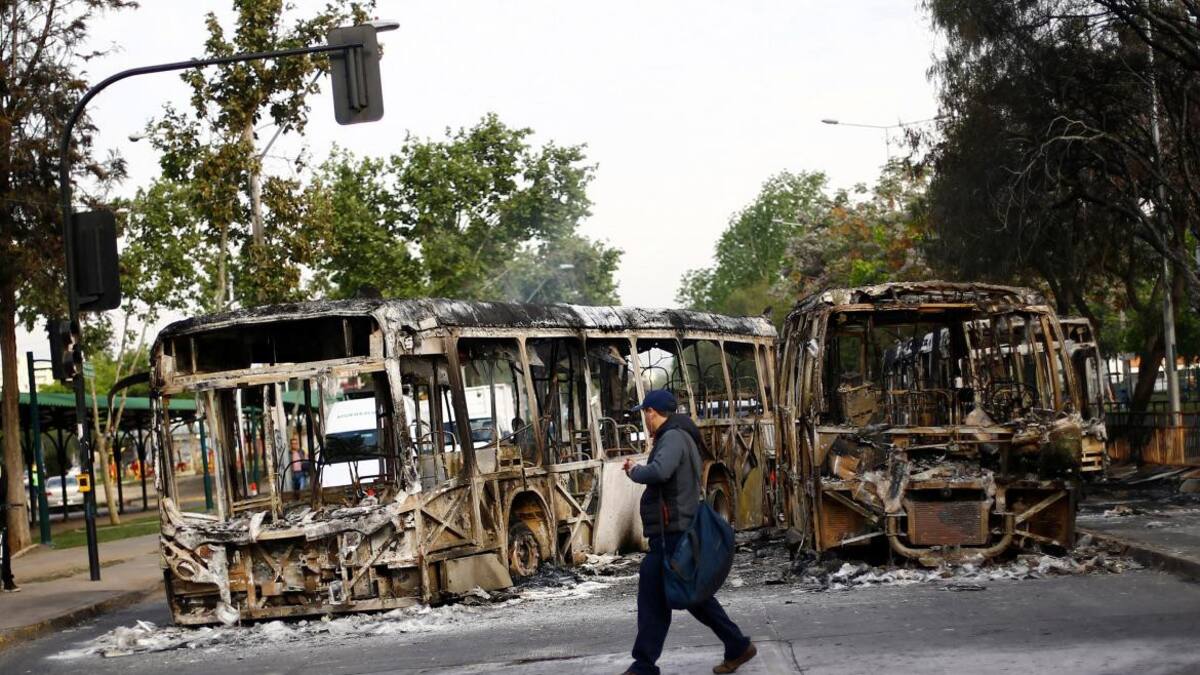 Violentas protestas en Santiago de Chile contra el aumento del boleto del subte, REUTERS