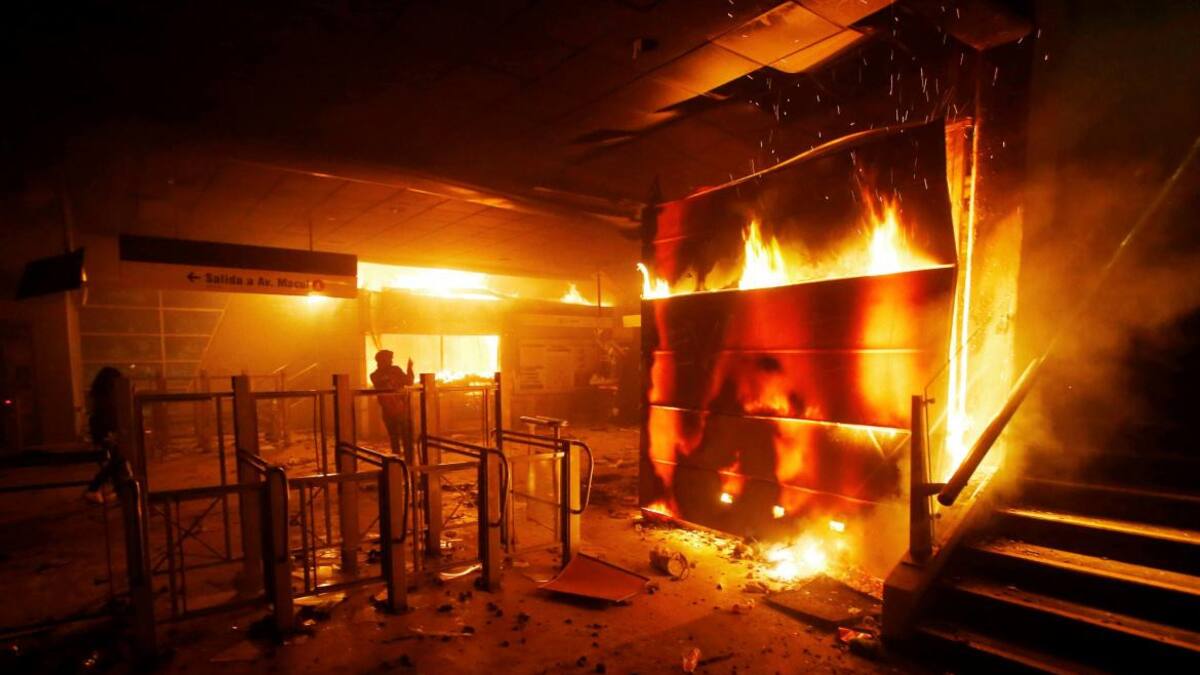 Violentas protestas en Santiago de Chile contra el aumento del boleto del subte, REUTERS