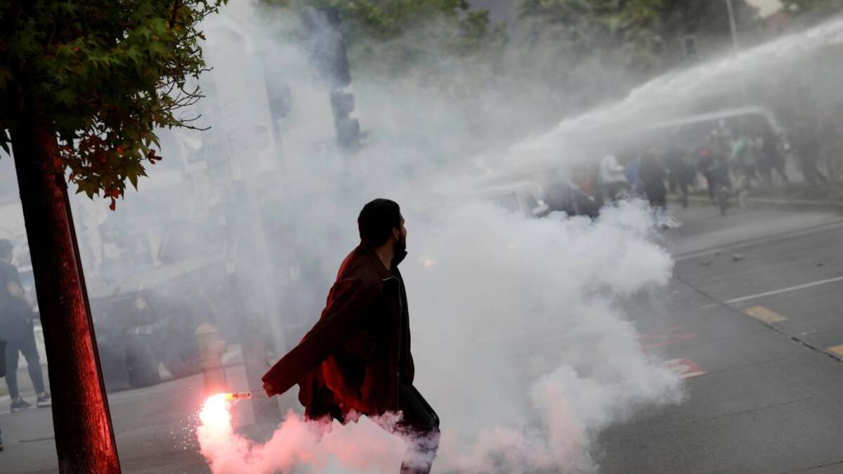 Violentas protestas en Santiago de Chile contra el aumento del boleto del subte, REUTERS