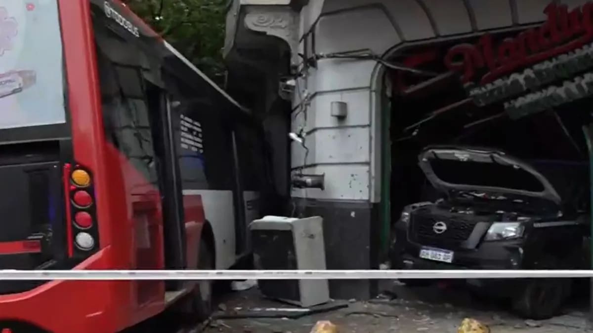 Impactante choque en Constitución: un colectivo terminó sobre la vereda y un patrullero atravesó una pizzería