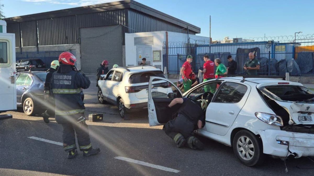Violento choque en Costanera: tres autos involucrados, heridos y personas atrapadas