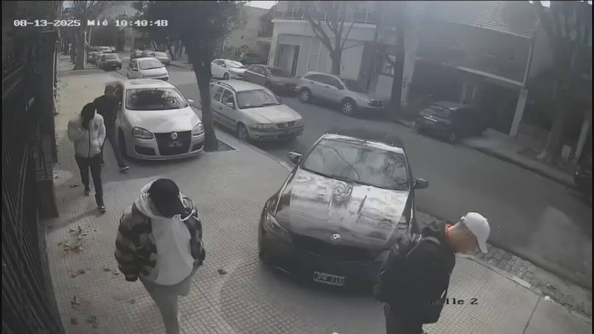 Video: el momento exacto en el que ocho ladrones intentaron entrar a robar a una casa en Caballito