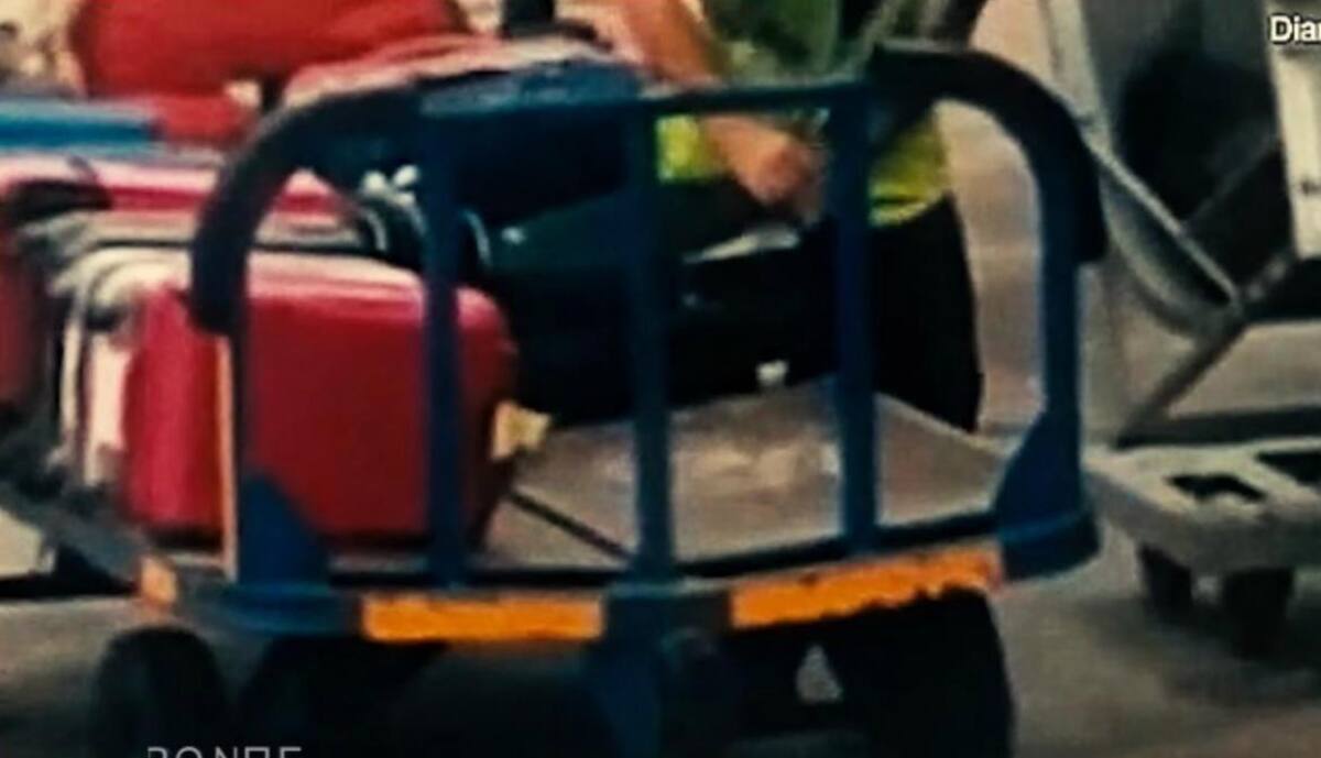 Viral empleado de aeropuerto quitando pertenencias de la valija de pasajero, Ibiza